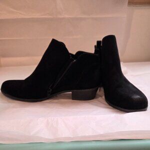 Arizona Gale Bootie, black suede, 8M